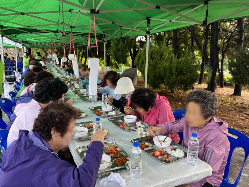 자원봉사자들이 'IBK 사랑의 밥차'에서 어르신과 취약 계층에게 음식을 배식하고 있다. 미추홀구 제공