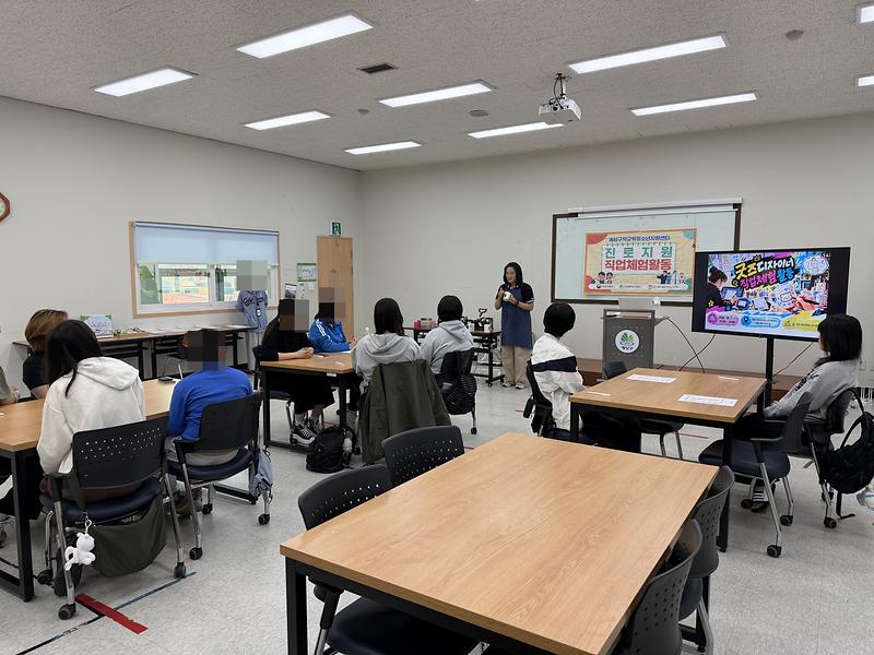 학교밖청소년들이 직접 디자인한 그림을 담아 나만의 컵을 만들고 있다.