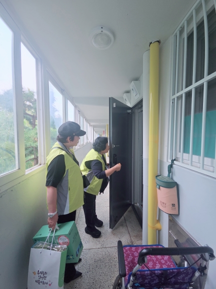 연수구 동 지역사회보장협의체 위원들이 복지관에서 ‘제2차 연수 복지학교’ 교육에 참여하고 있다.