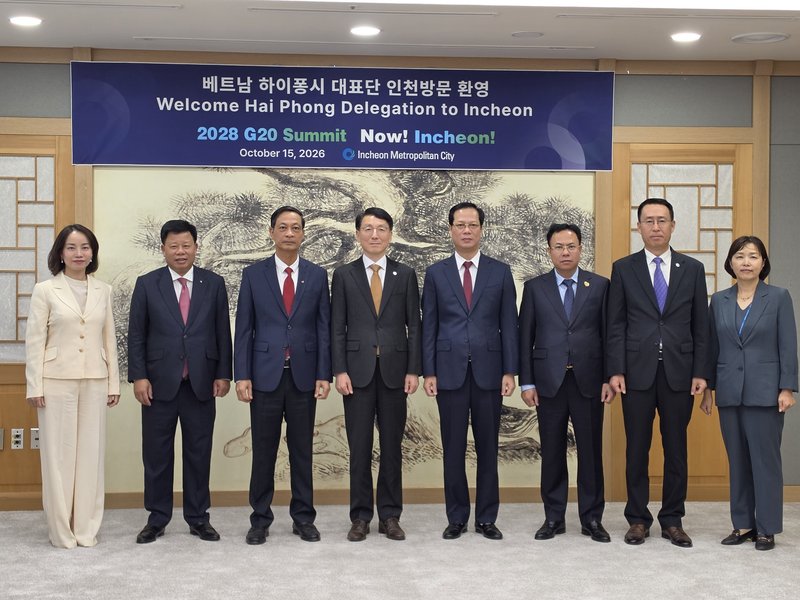 김성중 인천시 행정부시장이 인천을 방문한 베트남 하이퐁시 대표단을 접견하고 있다.