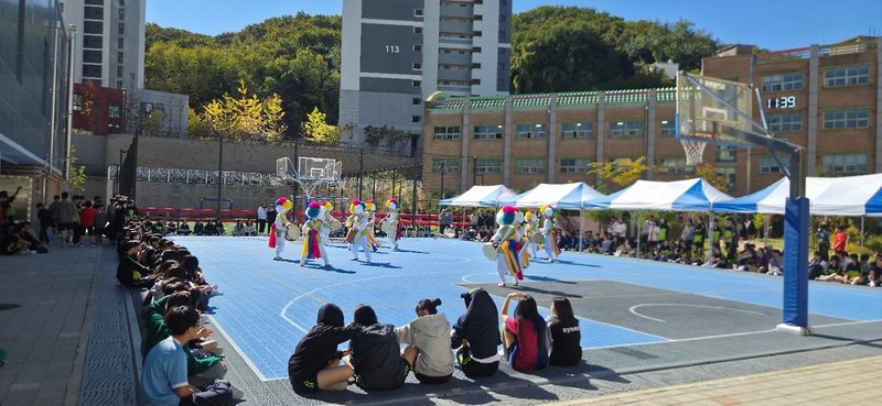 부평2동 주민자치회 풍물단이 동수중학교 스포츠데이에서 전통 풍물공연을 하고 있다.