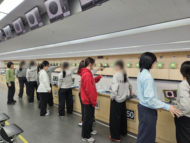 관교여자중학교 사격부 학생들에게 고향사랑기금 장학금을 전달한 모습. 미추홀구 제공