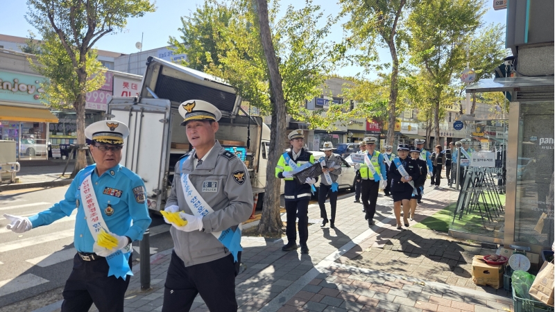 연수구 관계자들이 보행로 주변에서 개인형 이동장치 안전수칙을 안내하고 있다.