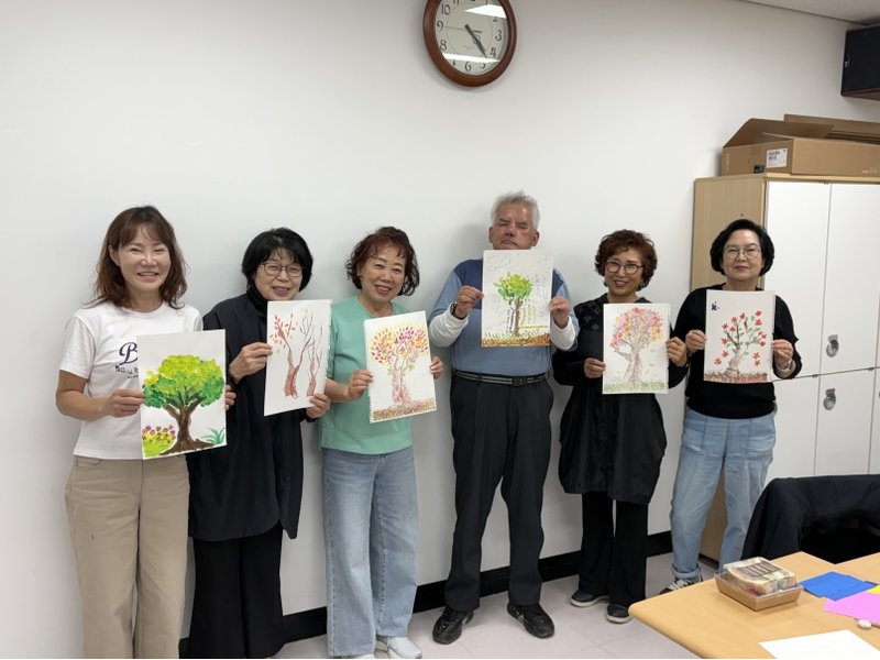 동춘1동 주민자치센터에서 발달장애인 참여자들이 미술 활동을 하고 있다.