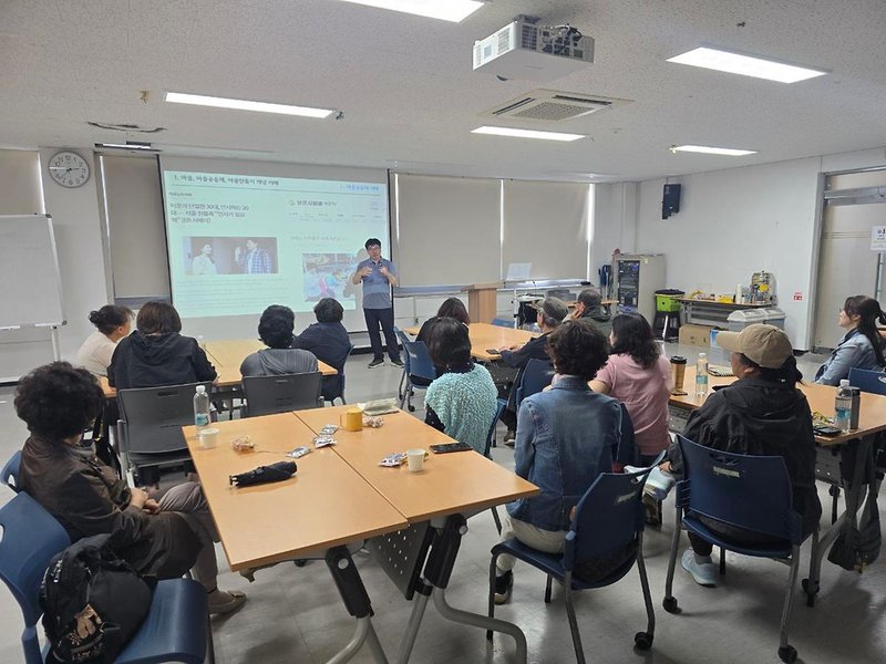 부평구가 진행한 마을공동체 이해교육에서 주민들이 강의를 듣고 있다.