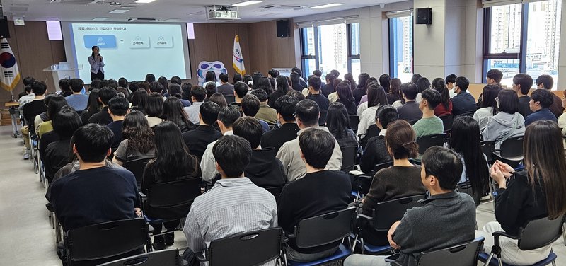 영종구 직원들이 구청 대강당에서 공무원 민원응대 친절교육을 받고 있다.