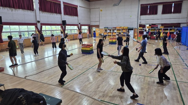 ‘1·1·1 스포츠 프로젝트 톺아보기’ 연수에 참여한 교원들이 체육활동을 하고 있다. 인천시교육청 제공