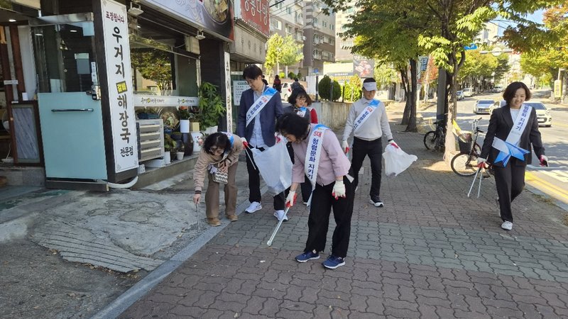 인천동부교육지원청 교직원들이 만수동 일대 거리에서 쓰레기를 줍고 있다. 인천시교육청 제공