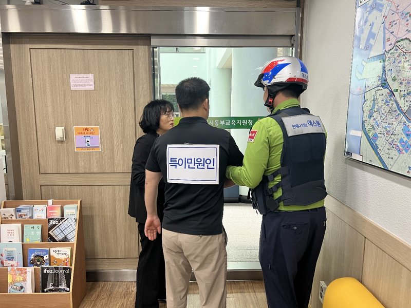 훈련에 참여한 직원들이 위기 상황별 대응 절차를 점검하고 있다. 인천시교육청 제공