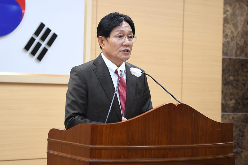 강화군 현업근로자들이 군청 진달래홀에서 안전보건교육을 받고 있다.