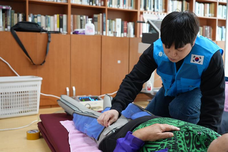 주문도 주민이 무료진료 현장에서 의료진의 검사와 상담을 받고 있다.