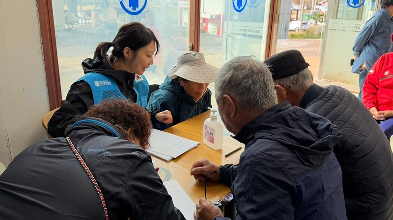 의료진이 주문도 주민에게 건강 상태를 확인하며 진료하고 있다.