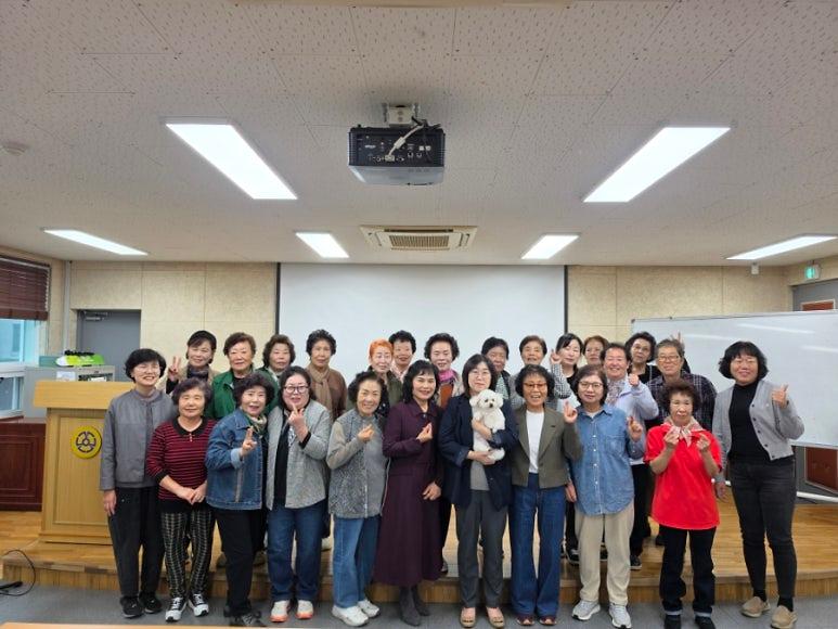 주민자치 동아리 연습 현장을 찾은 박수연 강화읍장이 회원들을 격려하고 있다.