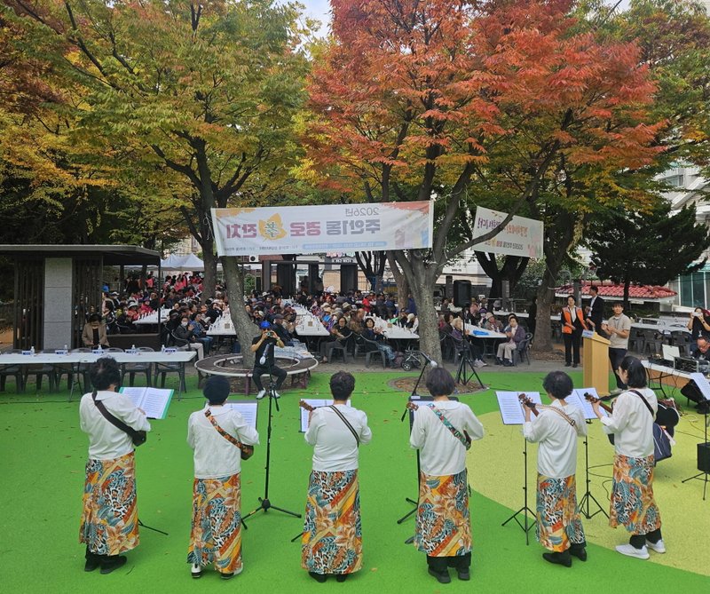 주안1동 경로잔치가 열린 주안어린이공원에서 어르신들이 행사에 참석하고 있다. 미추홀구 제공