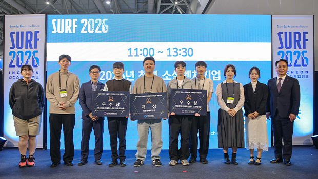 2026년 청년 소셜벤처기업 육성사업 IR피칭데이에 참여한 기업 대표들과 시상자가 기념사진을 찍고 있다.
