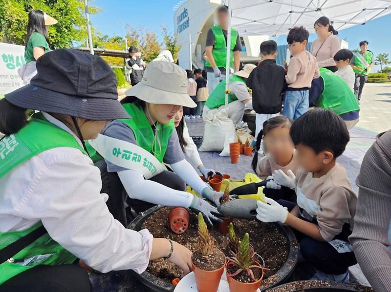 영종 씨사이드파크에서 열린 반려식물 분갈이 체험행사 현장 모습