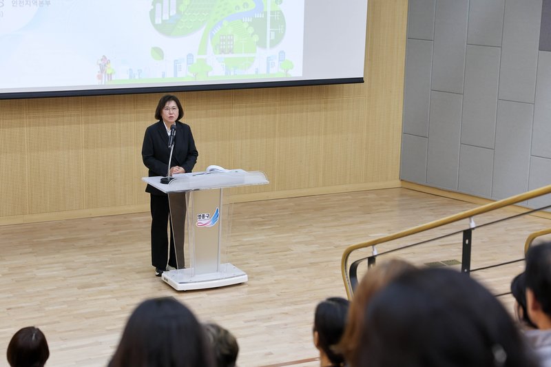 영종구 청소년수련관 공연장에서 열린 재생에너지 교육·설명회에서 참석자들이 강의를 듣고 있다.