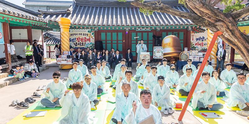 유생복을 입은 아빠들이 계양 역사 퀴즈에 도전하고 있다.