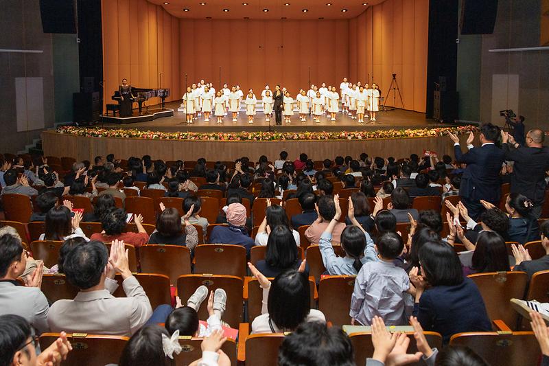 합창단원들이 정기연주회 무대에서 노래하고 있다.