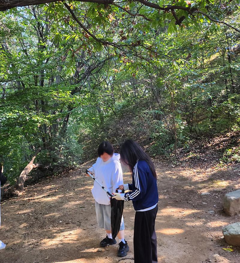 학교 밖 청소년들이 계양산 산책로에서 쓰레기를 줍는 쓰담 달리기(플로깅)를 하고 있다.