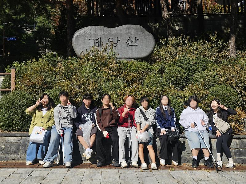 참여 청소년들이 계양산에서 활동 중간에 둘러앉아 이야기를 나누고 있다.