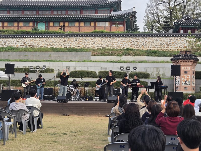 강화 용흥궁공원 야외무대에서 학생들이 ‘농어촌 우리동네 예술학교’ 성과 발표회 공연을 하고 있다. 인천시교육청 제공