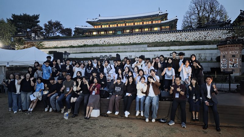 ‘농어촌 우리동네 예술학교’ 성과 발표회에서 참석자들이 야외 공연과 체험 프로그램에 참여하고 있다. 인천시교육청 제공