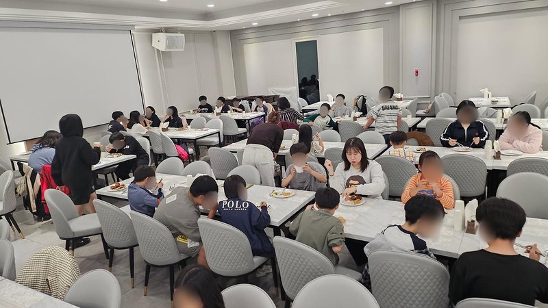 부평구자원봉사센터와 웨스턴팰리스가 지역아동센터 아동을 대상으로 연 식사 나눔 행사 모습
