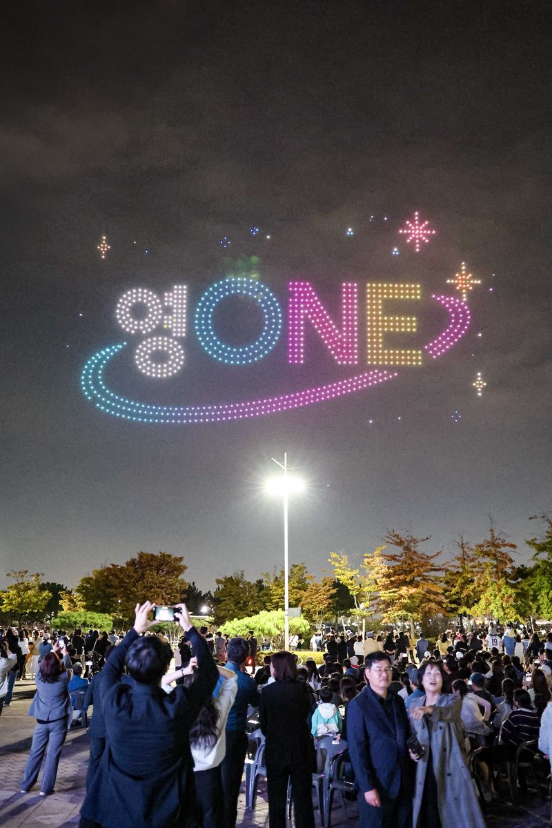 영ONE(영종, Young) 페스티벌 저녁 행사로 열린 드론 퍼포먼스 장면