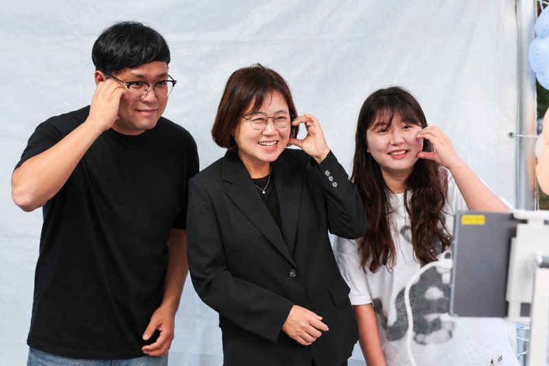 청년의 날 기념 청년존 ‘영존’ 현장에서 손화정 영종구청장이 청년들과 함께 자리하고 있다.