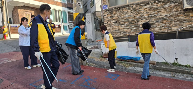 환경정화 활동에 참여한 주안8동 직원과 초로기 치매 어르신이 함께 활동하고 있다. 미추홀구 제공