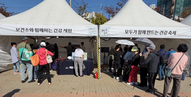 제물포구보건소가 동인천역북광장에서 화도진 축제와 연계해 운영한 건강홍보관 모습