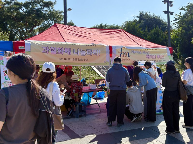 성·미가엘종합사회복지관이 자유공원 일대에서 연 ‘2026년 작은나눔·큰행복 바자회’ 현장
