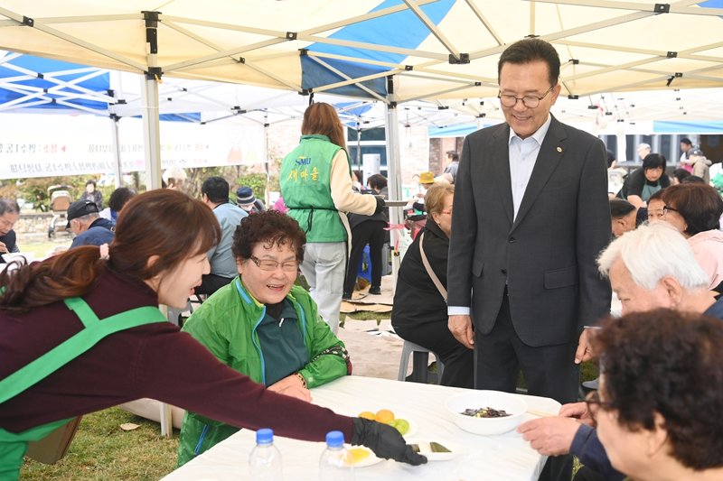 연수1동 새마을협의회와 새마을부녀회가 함박어린이공원에서 취약계층 300여 명에게 점심을 대접하고 있다.