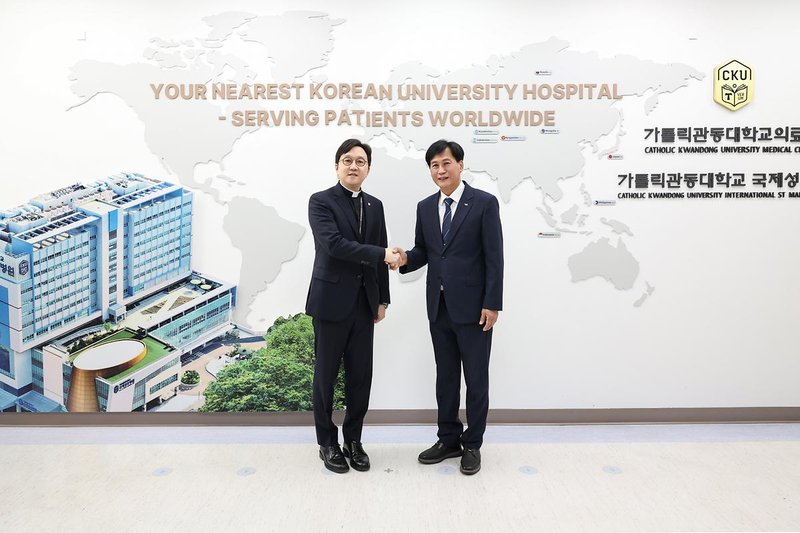 김진규 검단구청장이 국제성모병원을 방문해 병원 시설을 둘러보고 있다.
