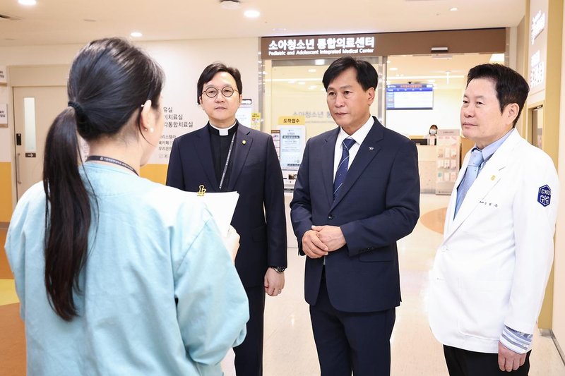김진규 검단구청장과 고동현 국제성모병원장이 소아청소년 의료 협력을 논의하고 있다.