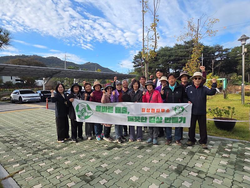 강화군 길상면 주민자치위원회 위원들이 초지대교 인근 도로변에서 쓰레기를 수거하며 환경정화 활동을 하고 있다.