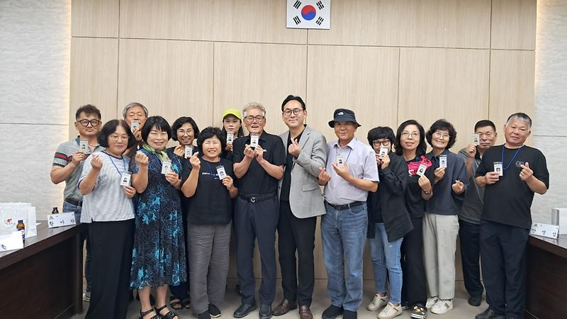 하점면 지역사회보장협의체 위원들이 위기가구를 찾아 현장 조사를 하고 있다.