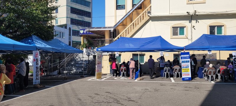 용현3동 '어르신 행복 잔치' 현장에서 참석자들이 프로그램에 참여하고 있다. 미추홀구 제공