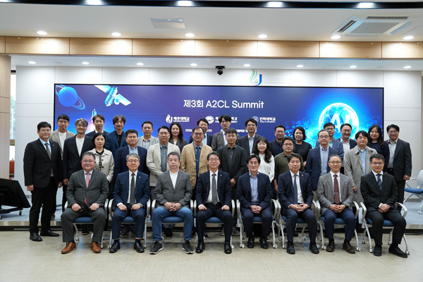 인천 지역 대학과 제주대, 제주한라대 관계자들이 ‘제3회 A2CL Summit’에서 학술교류협정 및 학점교류협약을 체결한 뒤 기념사진을 촬영하고 있다.