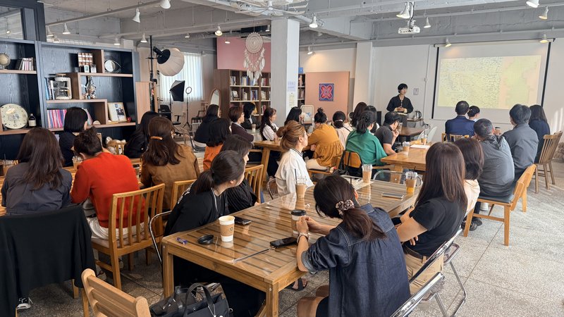 인천서부교육지원청 교원들이 ‘검단구 인문학 연수’에서 지역 유적지를 둘러보고 있다. 인천시교육청 제공