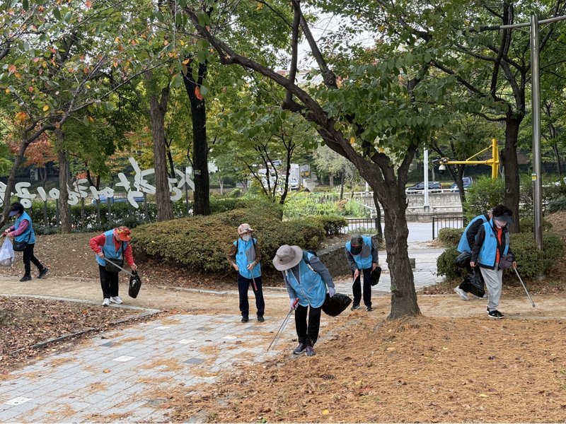 연수구 ‘우리 동네 가꾸미’ 참여 어르신들이 걷기대회를 앞두고 거리 환경 정비를 하고 있다.