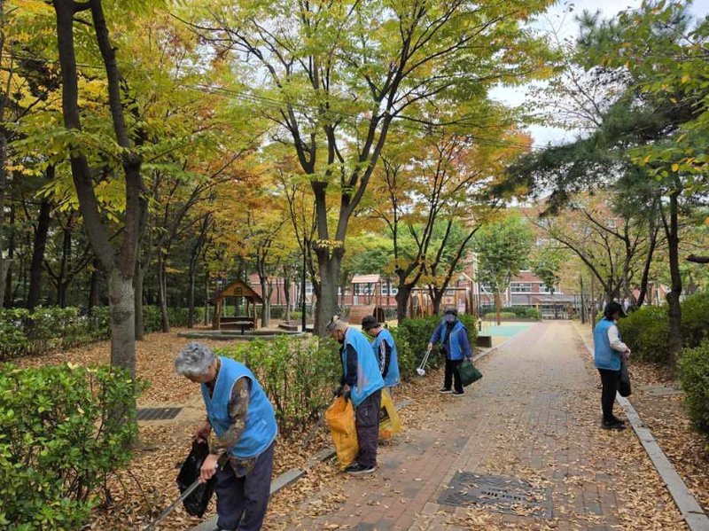연수구 ‘우리 동네 가꾸미’ 어르신들이 걷기 구간 주변에서 쓰레기를 수거하고 있다.