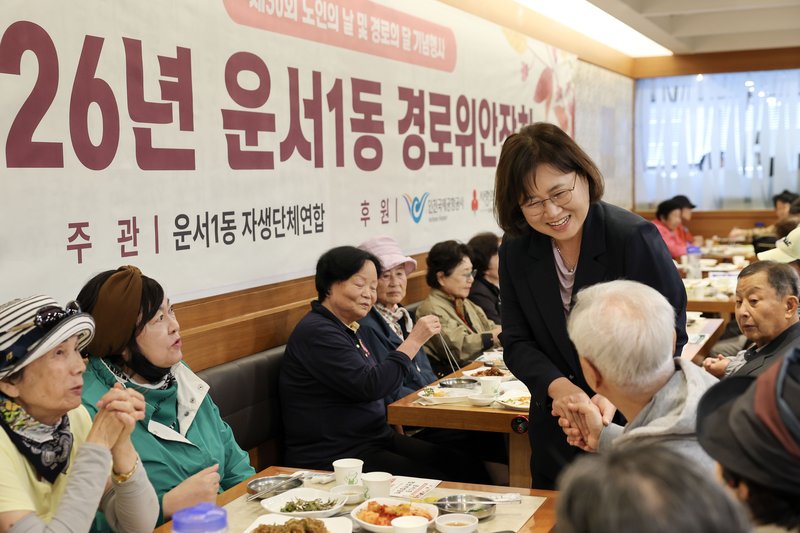 지난 19일 열린 운서1동 경로위안잔치에서 어르신들이 참석한 모습