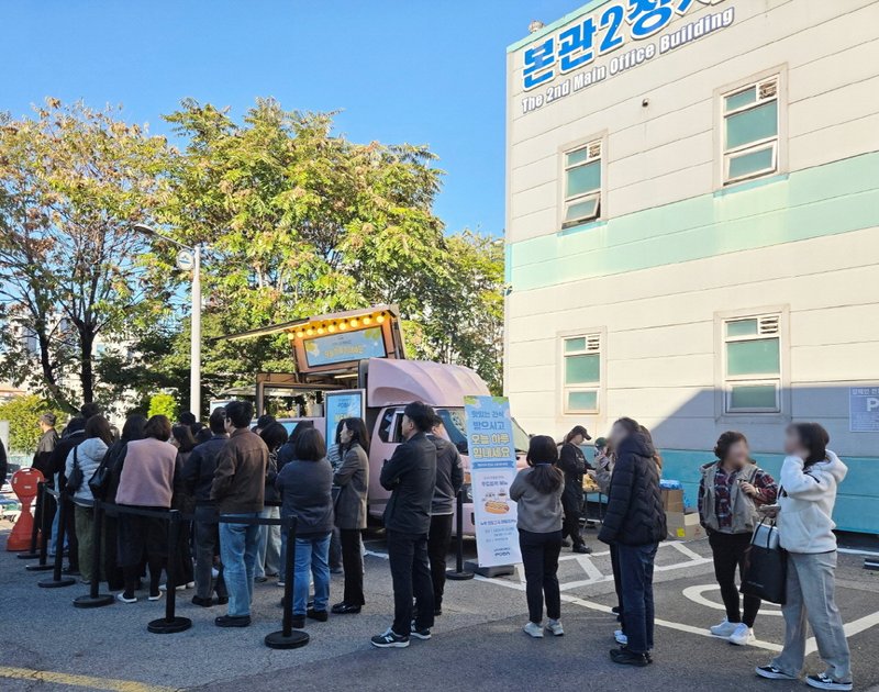 미추홀구 신규 공무원들이 교육장 인근 제도 안내 부스를 둘러보고 있다. 미추홀구 제공