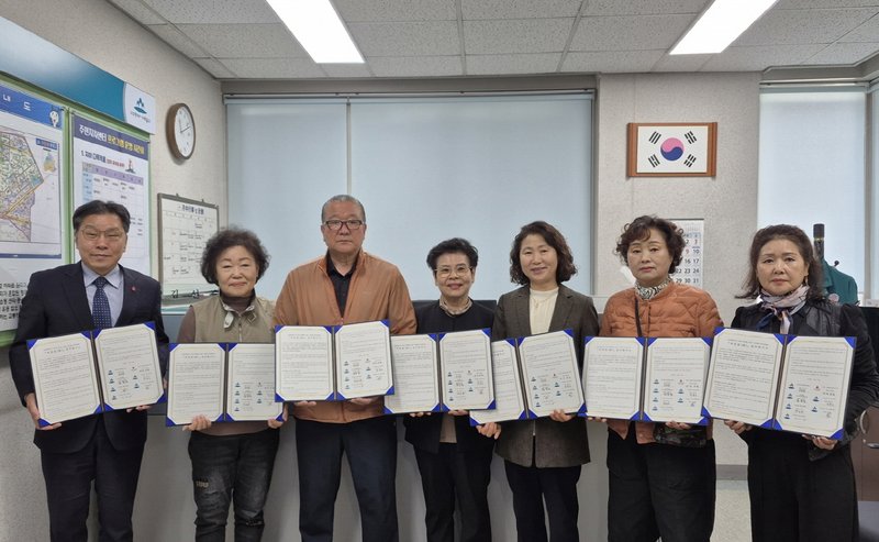 주안6동 행정복지센터가 사회복지공동모금회, 관내 5개 단체와 업무 협약을 체결한 뒤 참석자들이 기념촬영을 하고 있다. 미추홀구 제공