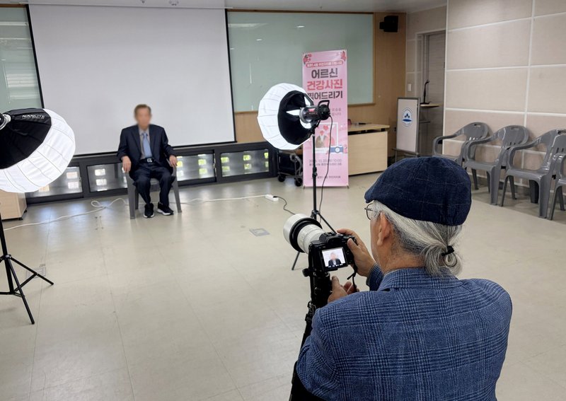 용현1·4동 행정복지센터에서 어르신 건강 사진 찍어드리기 행사가 열린 모습. 미추홀구 제공
