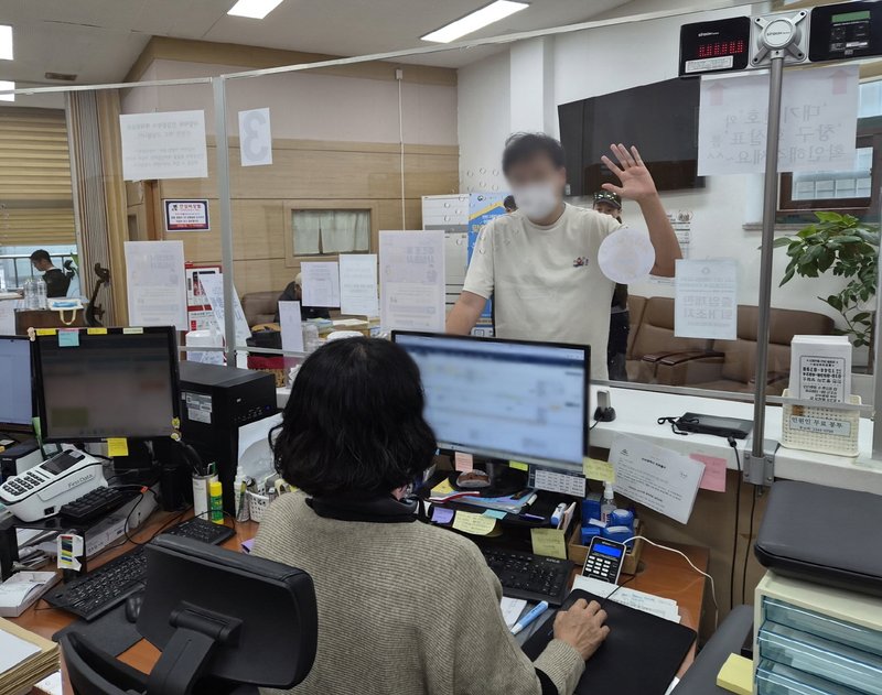도화1동 행정복지센터 민원실에서 직원들이 주안역지구대와 특이민원 대응 모의훈련을 하고 있다. 미추홀구 제공