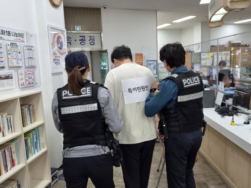 도화1동 행정복지센터 직원과 경찰이 모의훈련 중 민원인 상황 대응 절차를 점검하고 있다. 미추홀구 제공