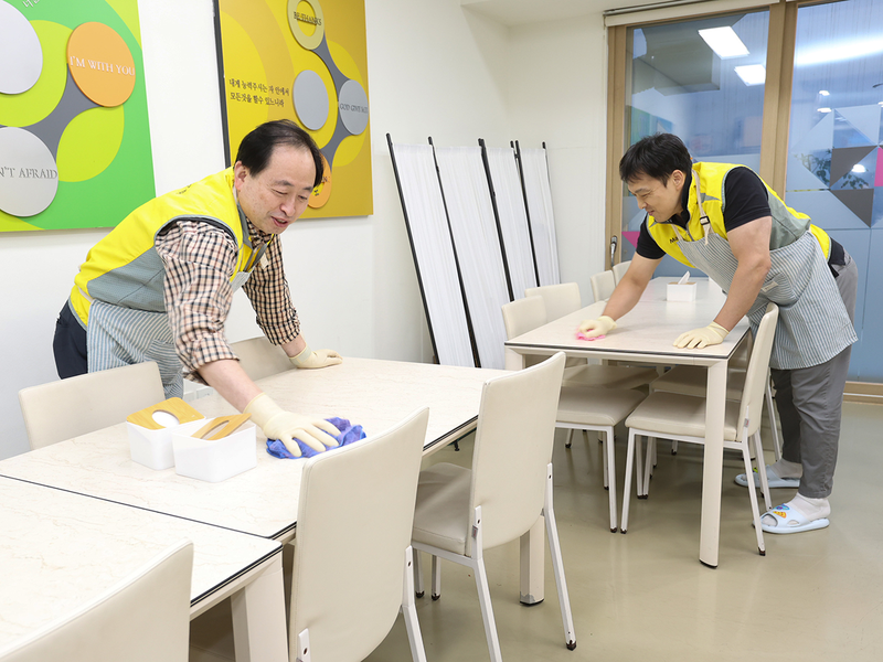 동서식품 직원들이 시설 내부를 청소하고 있다. 동서식품 제공